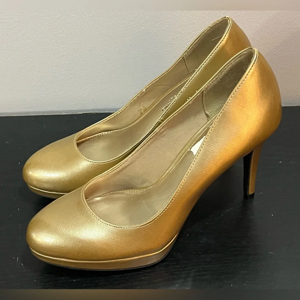 Elegant Women’s Gold Christian Soriano Women's Heels size 8